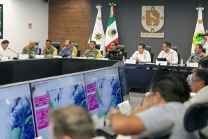 : Joaquín Díaz Mena encabeza la sesión extraordinaria del Comité de Emergencia ante el avance de la tormenta tropical Isaías en Yucatán.