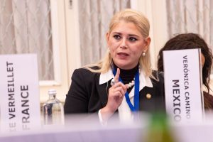 La senadora Verónica Camino Farjat representó al Senado de la República en el Foro Europeo de Presidentes de Parlamentos, celebrado en Roma, donde se abordaron temas de cooperación internacional, igualdad de género y democracia.