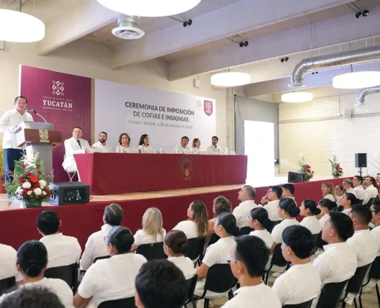 Jóvenes de Kanasín reciben su cofia y se preparan para atender a pacientes