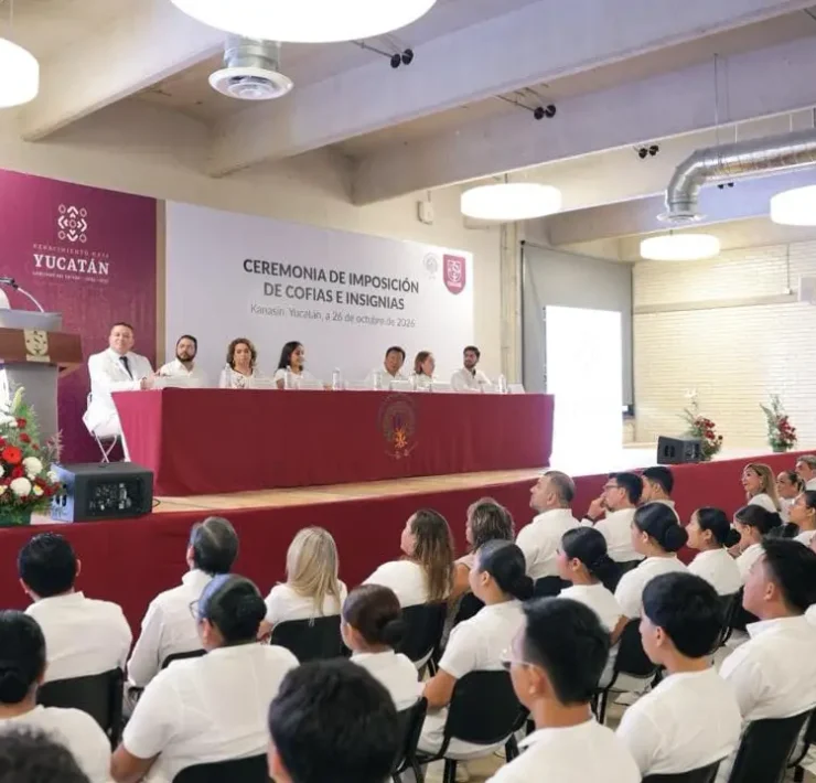Jóvenes de Kanasín reciben su cofia y se preparan para atender a pacientes