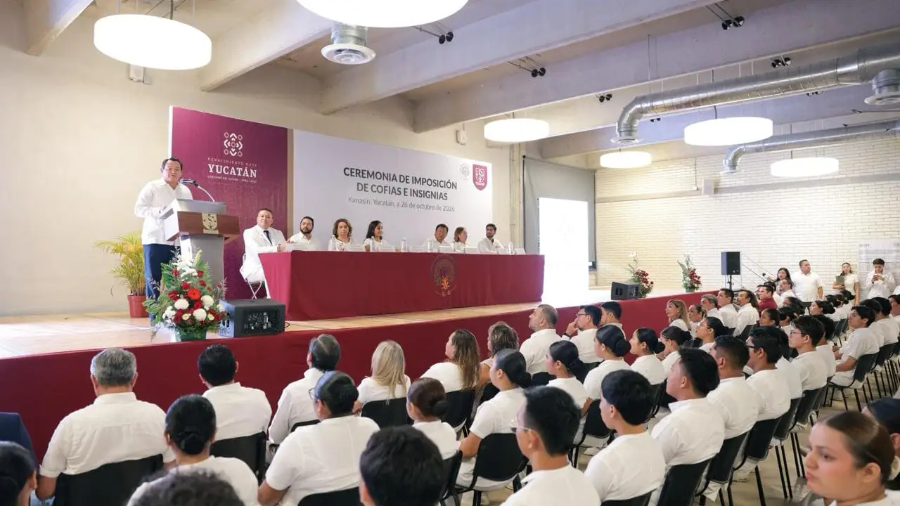 Jóvenes de Kanasín reciben su cofia y se preparan para atender a pacientes