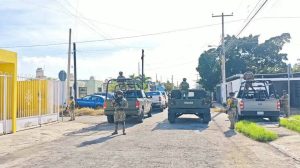 Autoridades federales realizaron un cateo en el fraccionamiento Juan Pablo II, en Mérida, que derivó en la detención de dos personas y el aseguramiento de presuntas sustancias ilícitas.