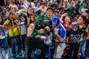 La función de Lucha Valiente reunió a cientos de aficionados y familias en el parque del fraccionamiento Manzana 115, al sur de Mérida, en una jornada que combinó la emoción de la lucha libre con el impulso al comercio local.