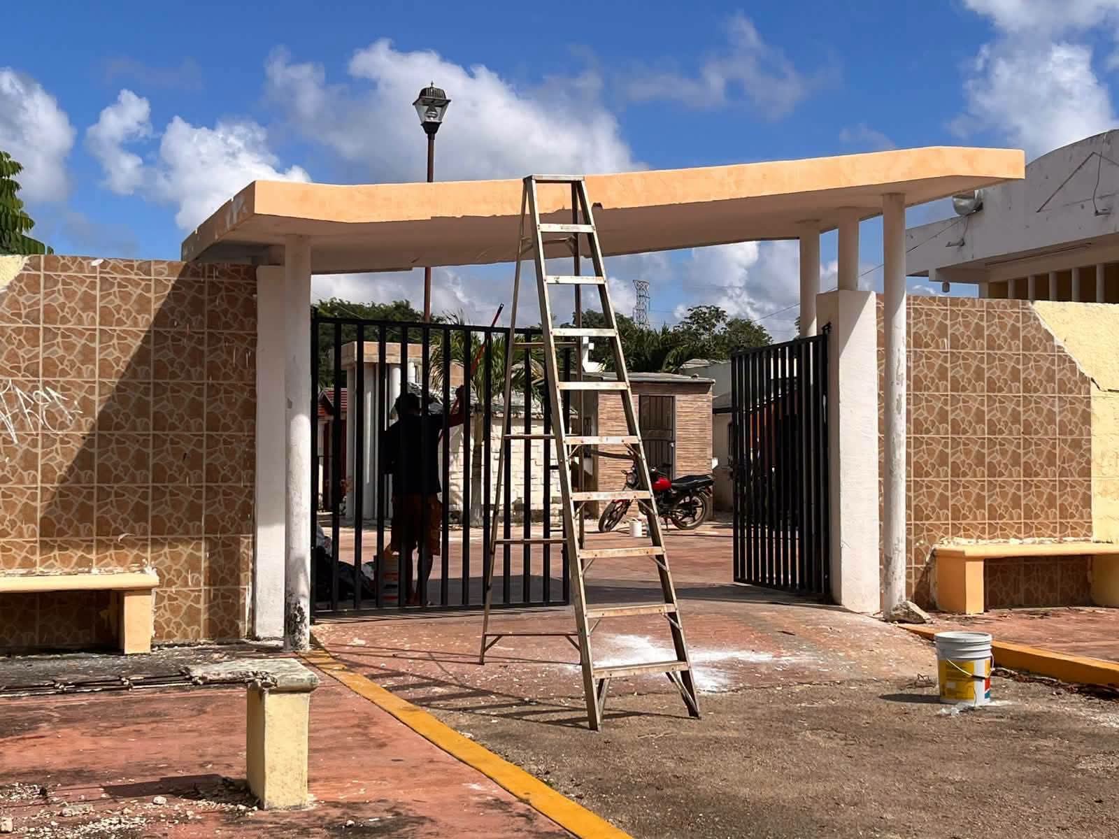 ¡Chemax se alista! Limpian cementerios para celebrar el Día de Muertos