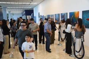 La exposición colectiva “Marea” reúne el talento de 16 artistas del Estudio de Arte Layda Rodríguez en la Galería Fernando Palma Burgos del Aeropuerto de Mérida, celebrando la diversidad artística de las mujeres a través de obras inspiradas en el universo marino.