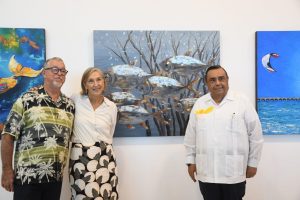 “Marea” transforma la experiencia de los viajeros en un encuentro con el arte, donde colores, reflejos, corales y formas marinas muestran distintas miradas y expresiones de sus creadoras. La exposición permanecerá durante un mes en la Galería Fernando Palma Burgos del Aeropuerto de Mérida.