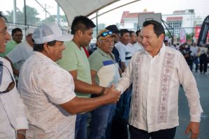 El gobernador Joaquín Díaz Mena encabezó en El Cuyo la entrega de 214 motores fuera de borda para fortalecer la seguridad y productividad de pescadoras y pescadores de Yucatán.