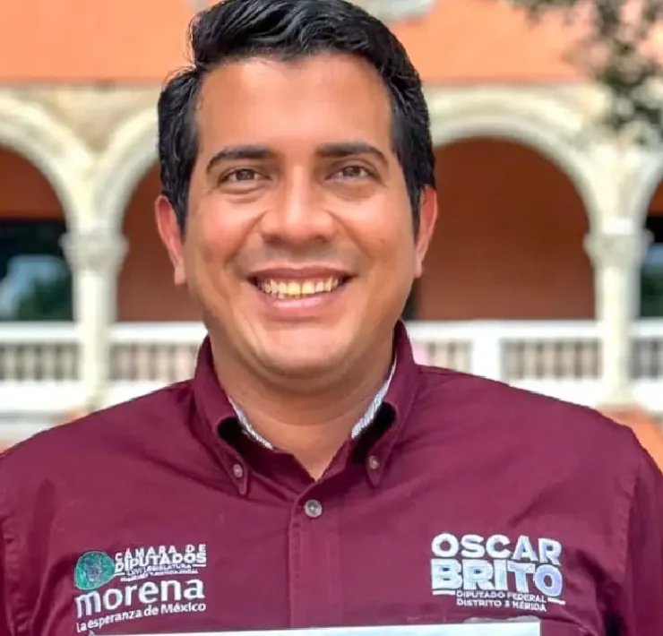 Óscar Brito formaliza su registro para la Coordinación de Morena en Mérida