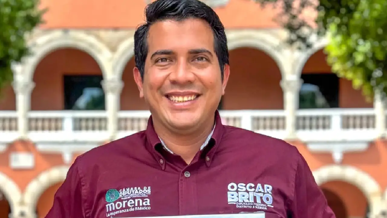 Óscar Brito formaliza su registro para la Coordinación de Morena en Mérida