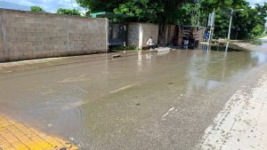 Los charcos de agua estancada dificultan el paso de estudiantes, padres de familia y usuarios del Va y Ven en la colonia El Roble Agrícola, por lo que vecinos piden mejorar las calles y atender la falta de drenaje pluvial.