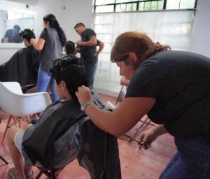 Los servicios gratuitos a las familias incluyeron cortes de cabello para dama y caballero, aplicación de gelish y diseño de cejas, gracias a la colaboración de estilistas del Instituto de Formación Académica del Sureste.