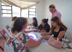 La diputada Naomi Peniche realizó una Jornada de Servicios de Cuidado Personal en su Casa de Enlace “Los Imparables”, en Mérida, donde ofrecieron cortes de cabello, aplicación de gelish y diseño de cejas gratuitos para brindar apoyo a familias yucatecas.