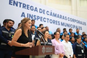 Cecilia Patrón Laviada encabezó la entrega de 57 cámaras corporales para inspectoras e inspectores de Mérida, como parte de una estrategia para fortalecer la transparencia y la rendición de cuentas.