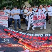 Trabajadores del IMSS salen a las calles para exigir salarios dignos y medicamentos