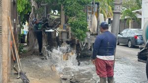 Cuadrillas del Ayuntamiento de Mérida realizan labores de desazolve en sistemas de drenaje para prevenir acumulaciones de agua ante posibles lluvias fuertes en Yucatán.