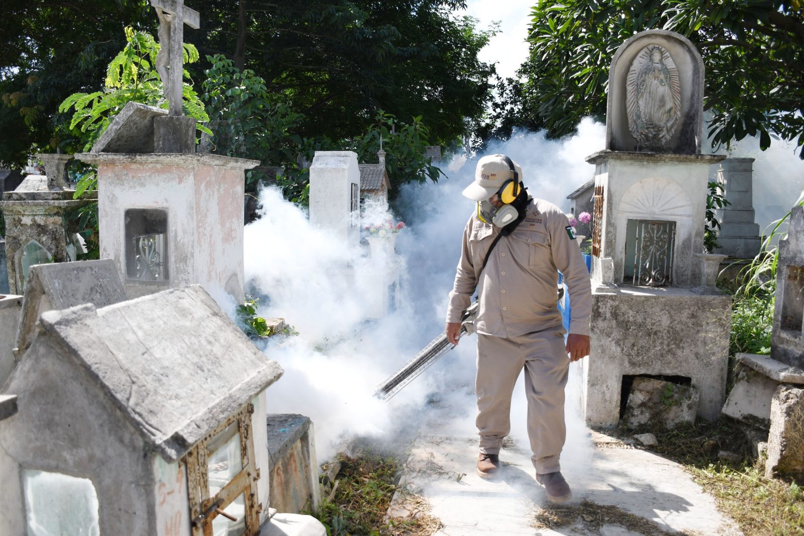 Yucatán refuerza las labores de fumigación en panteones ante las celebraciones del Día de los Fieles Difuntos