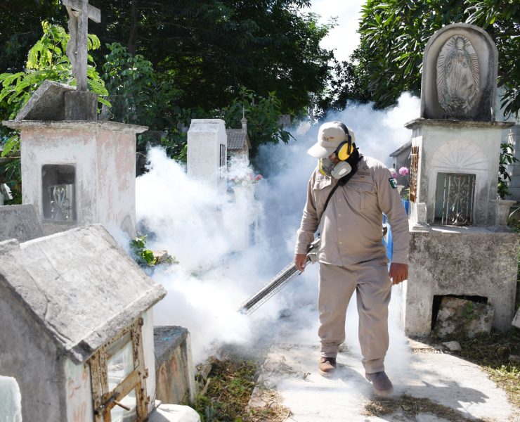 Yucatán refuerza las labores de fumigación en panteones ante las celebraciones del Día de los Fieles Difuntos