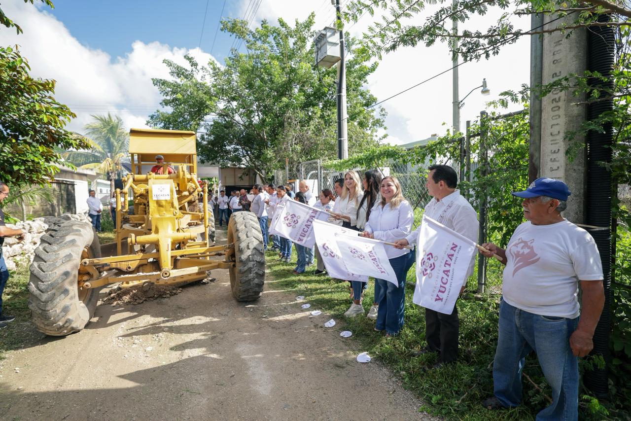 ¡Después de 50 años! Don Antonio verá arreglada su calle en Conkal