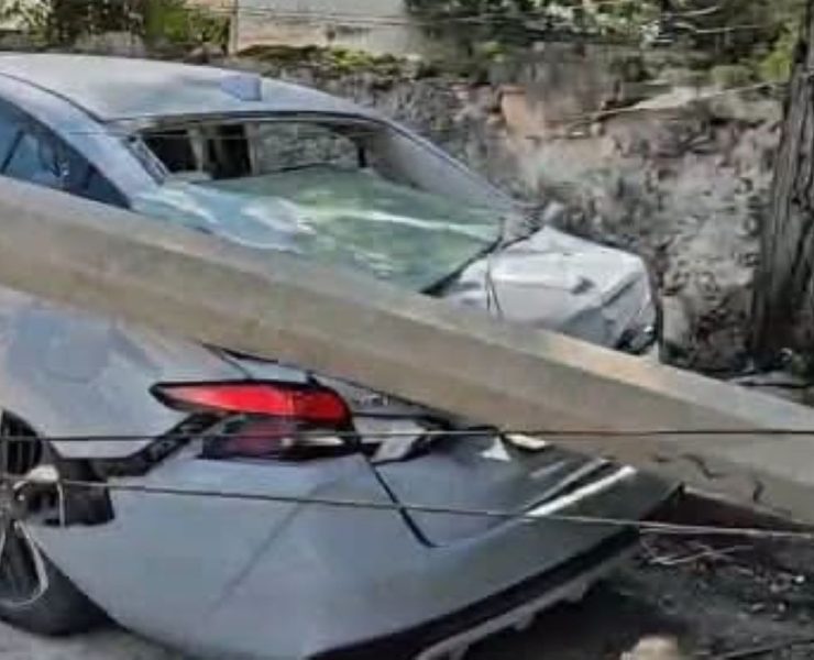 ¡Impactante! Poste de CFE cae sobre automóvil estacionado en Chuburná