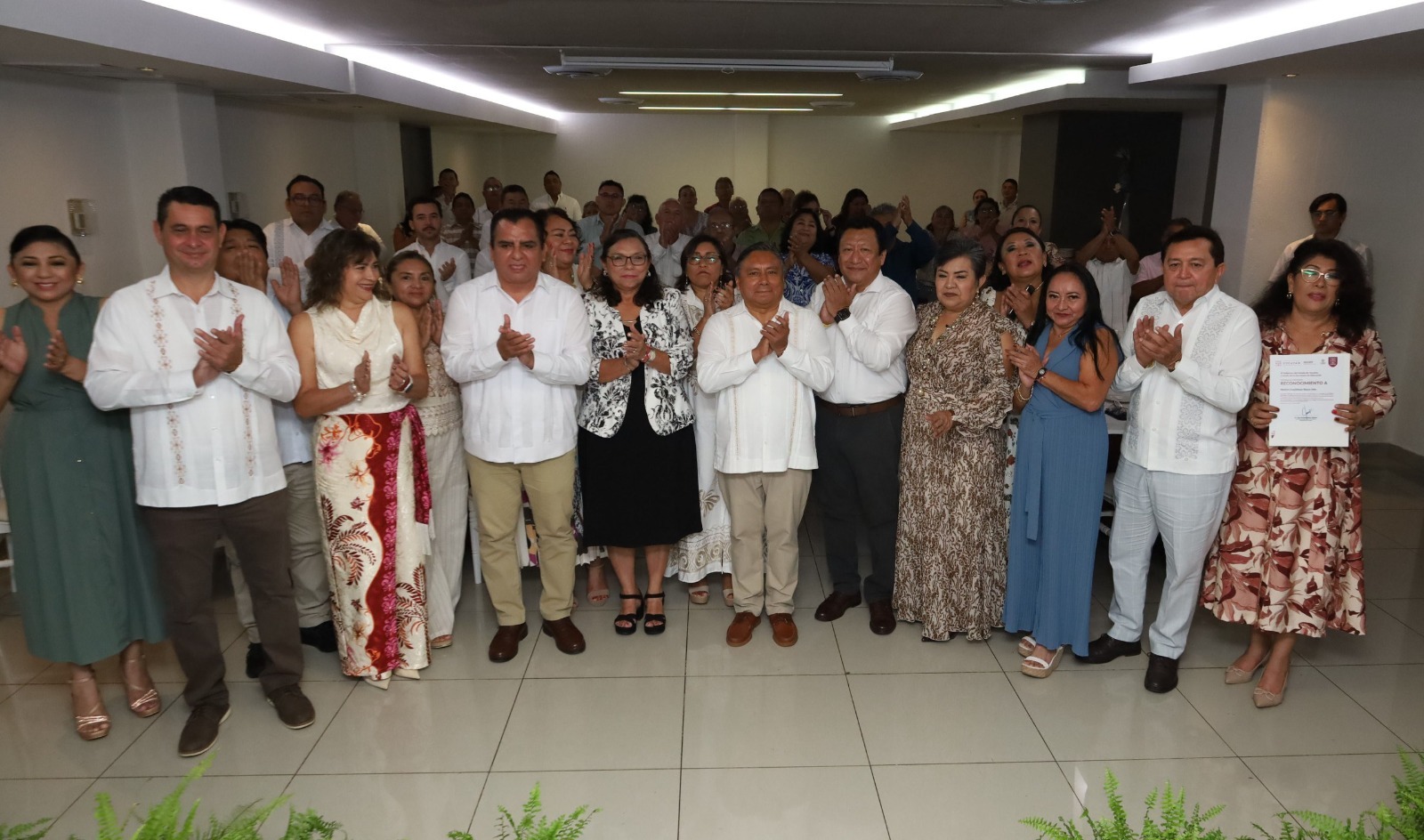 ¡Orgullo educativo! Reconocen a docentes por 30 años de servicio en Yucatán